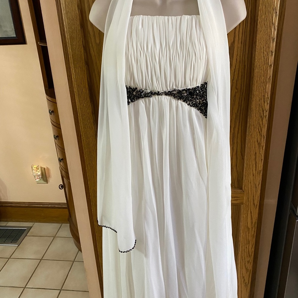alyce designs White gown with black beads 10-12